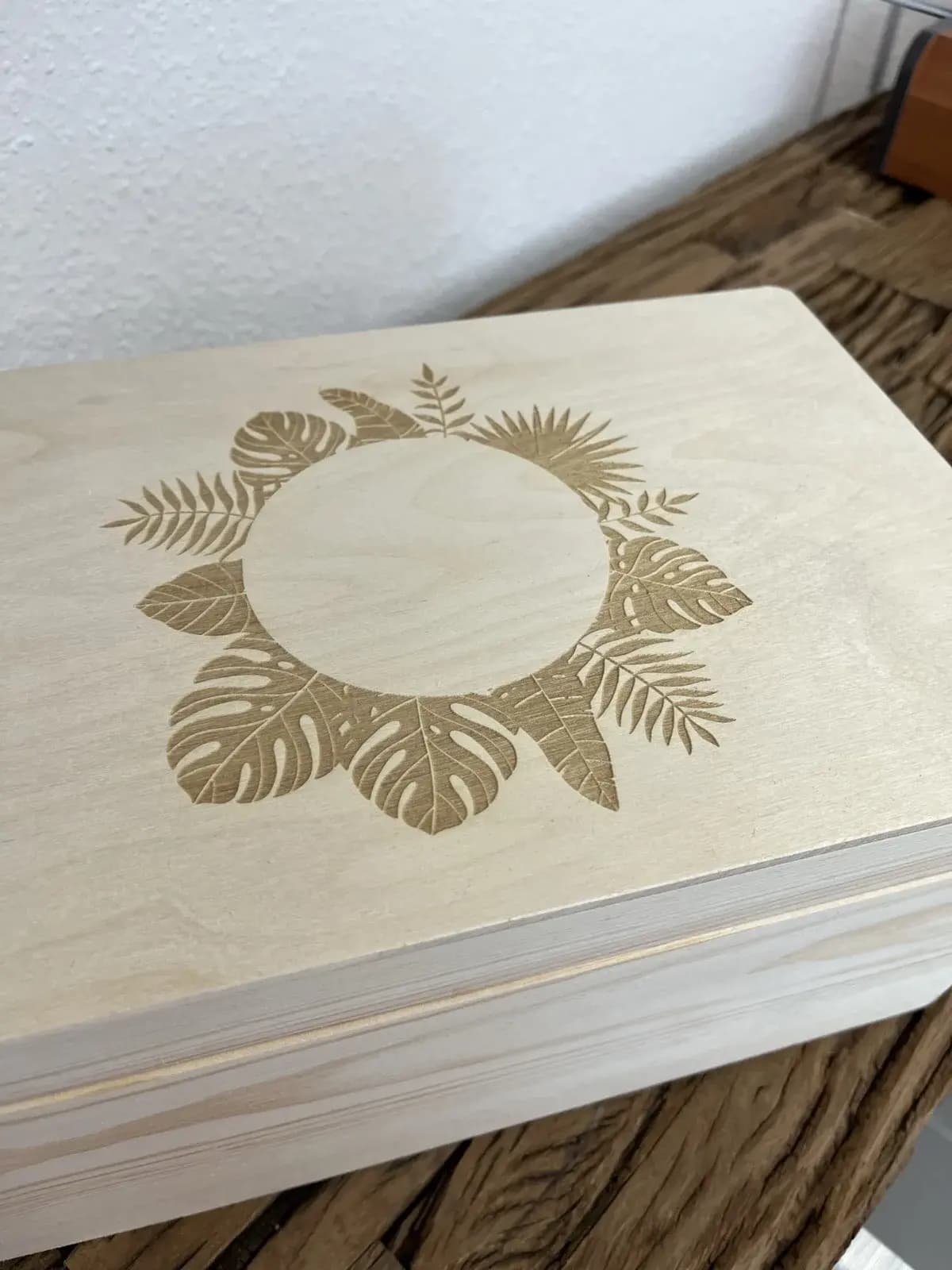 Aufbewahrungsbox aus Holz mit weihnachtlicher Lasergravur im botanischen Design als personalisiertes Geschenk