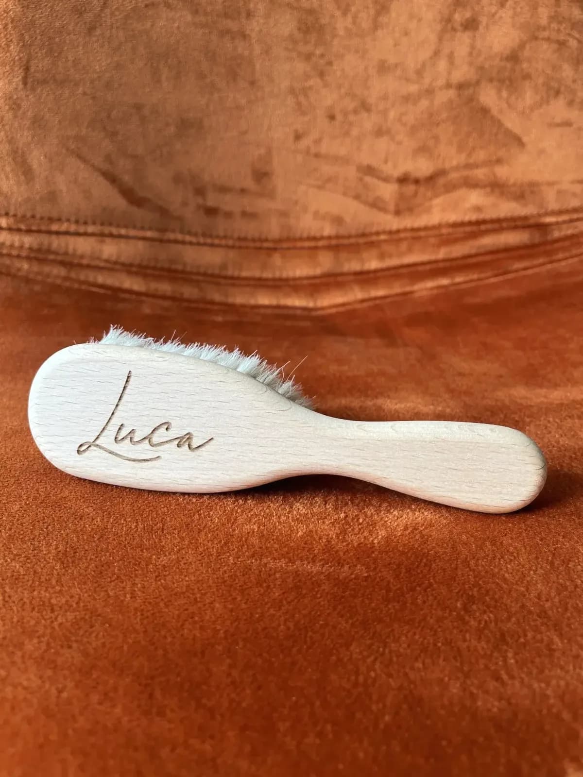 Babyhaarbürste aus Holz mit eingraviertem Namen Luca