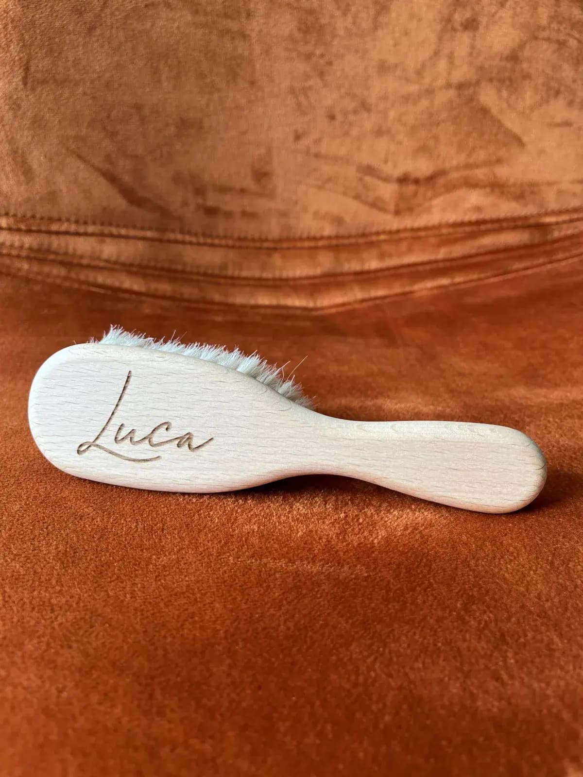 Baby-Haarbürste aus Holz mit personalisierter Namensgravur als Taufgeschenk