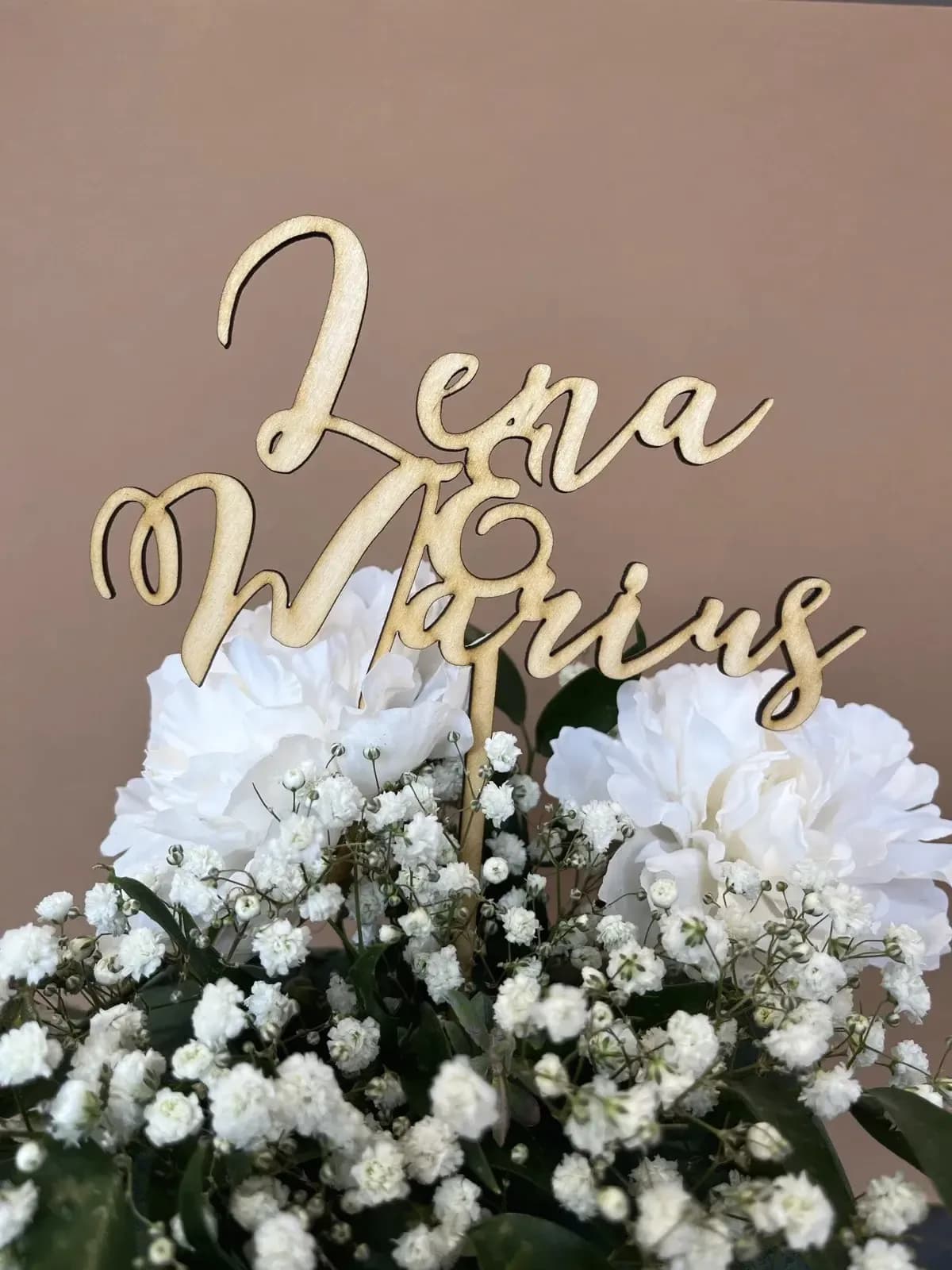 Cake Topper aus Holz mit den Namen Lena und Marius in Schreibschrift