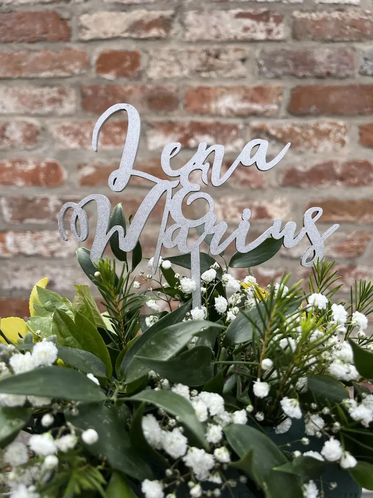 Cake Topper mit personalisierten Namen in Silber-Glitzer für eine Hochzeitstorte