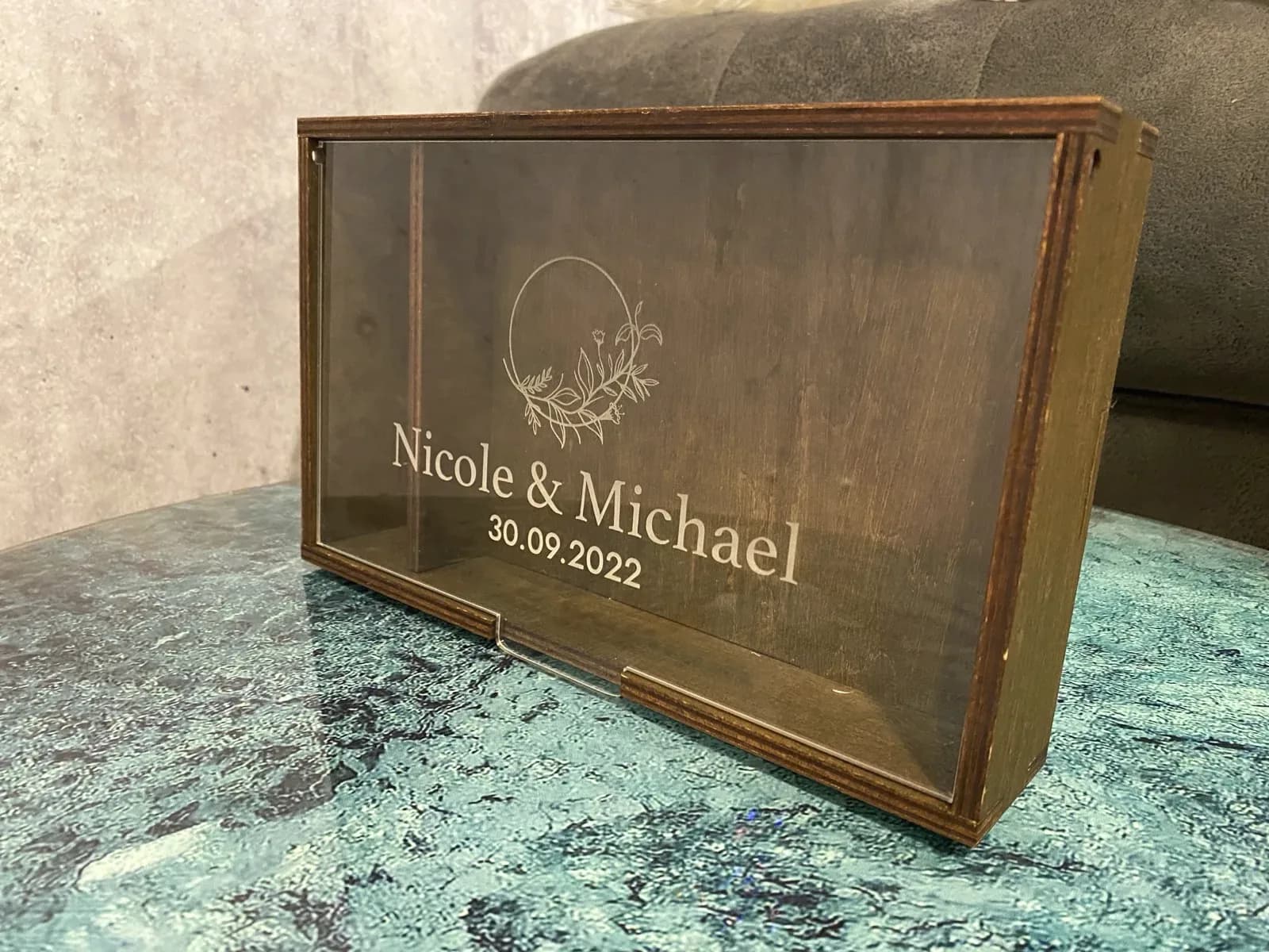 Erinnerungsbox aus Holz mit graviertem Acrylglas-Deckel, Namen und Hochzeitsdatum