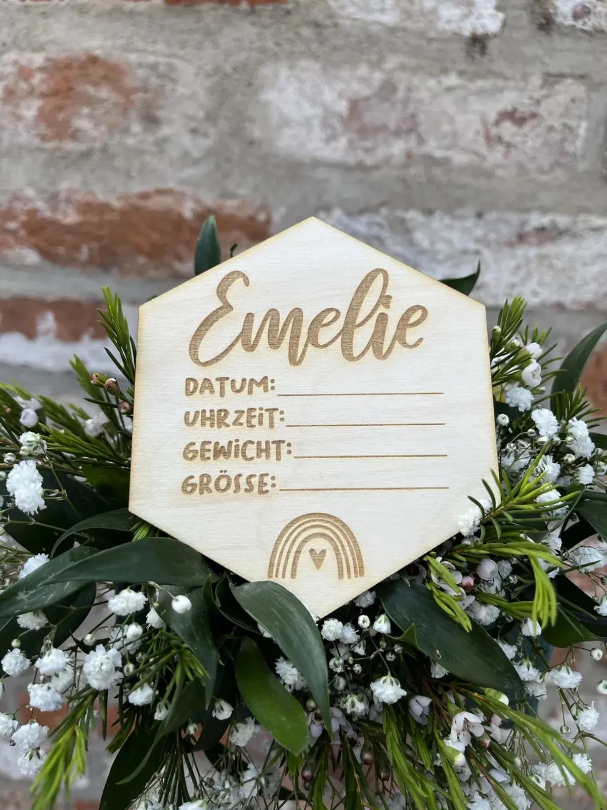 Hexagonale Geburtstafel aus Holz mit Lasergravur der Babydaten als Taufgeschenk