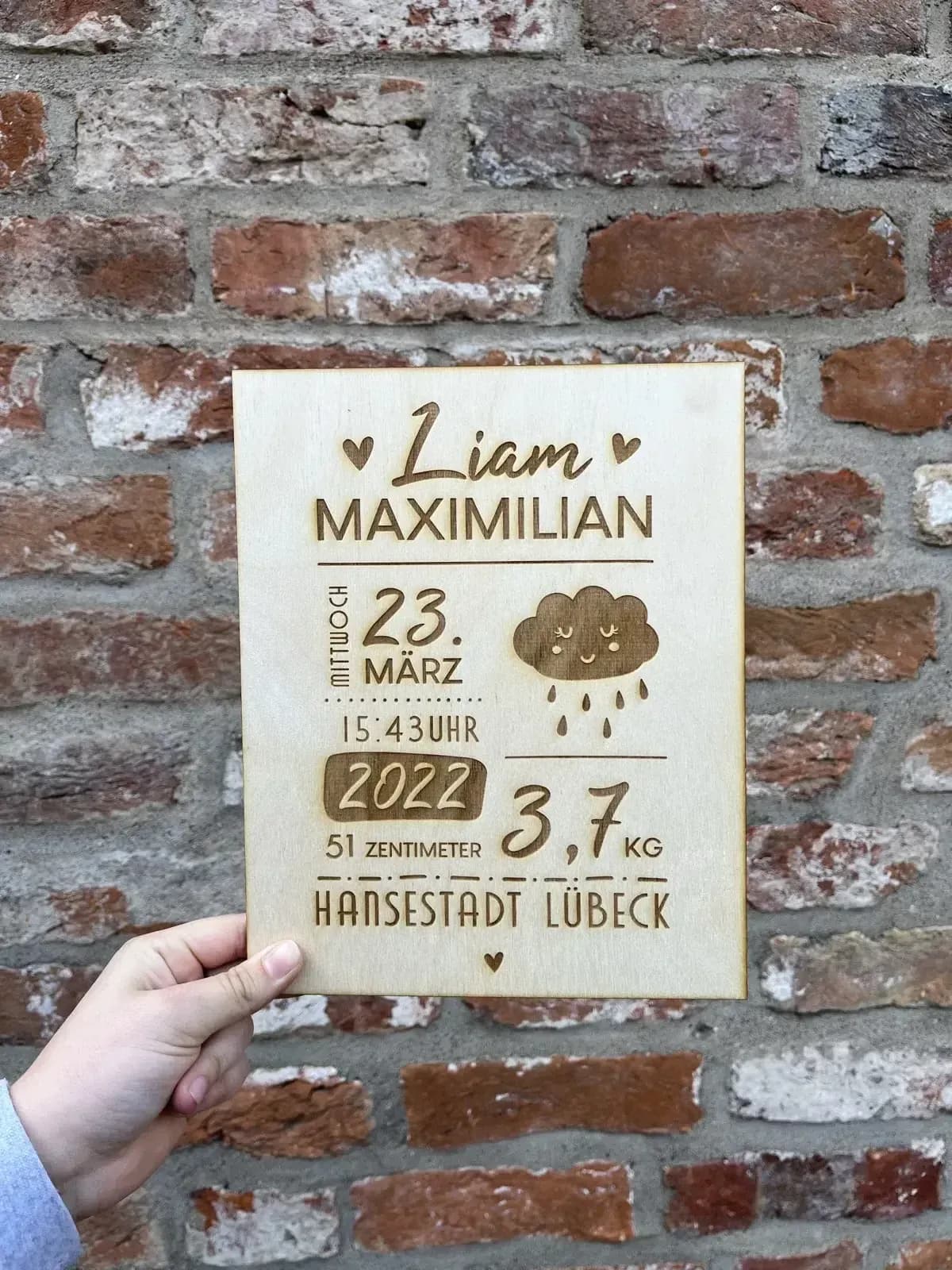 Gravierte Geburtstafel aus Holz mit Name, Geburtsdatum, Größe und Gewicht