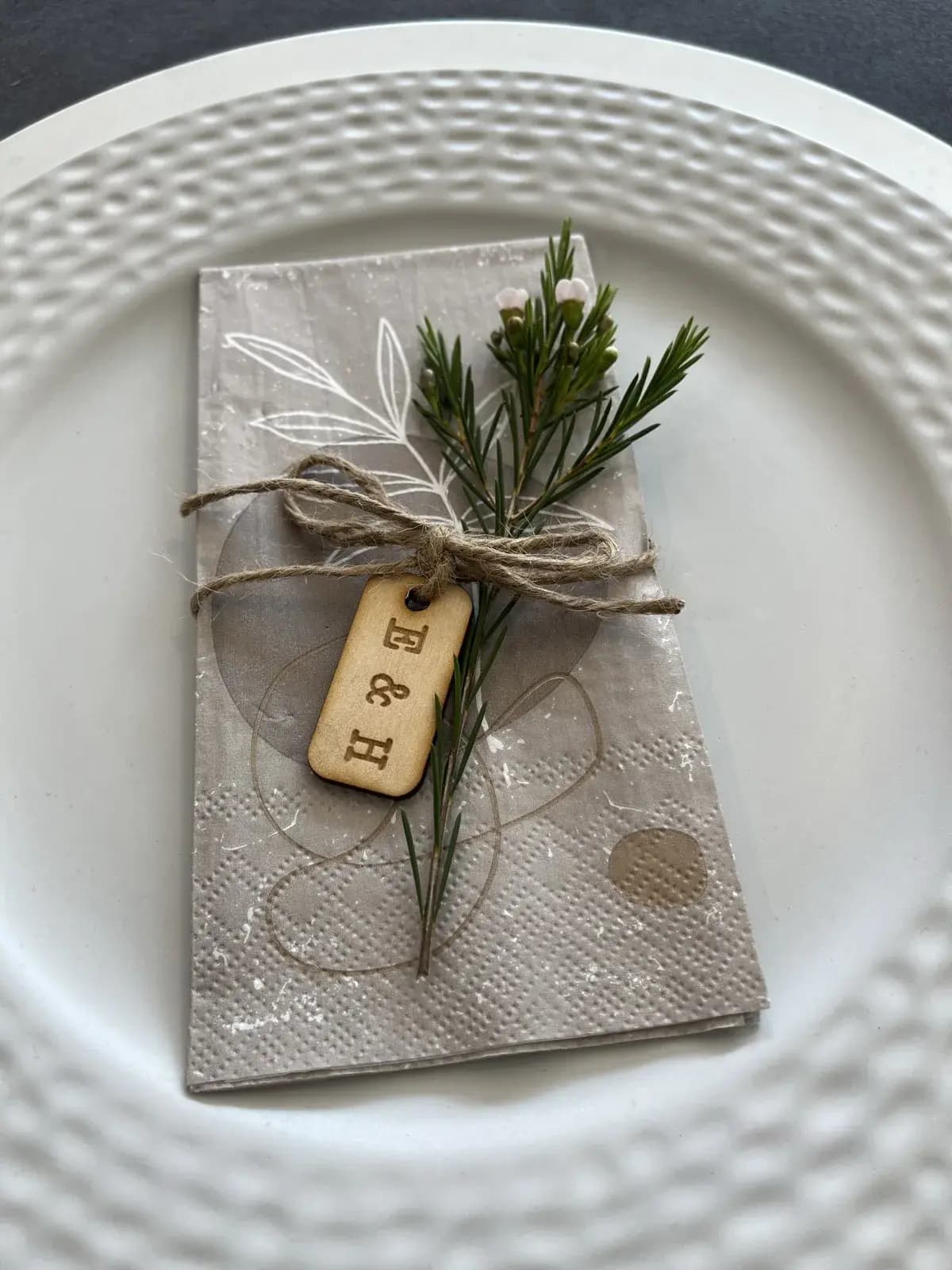 Personalisierte Geschenkanhänger aus Holz mit Initialen und Lasergravur für Weihnachten