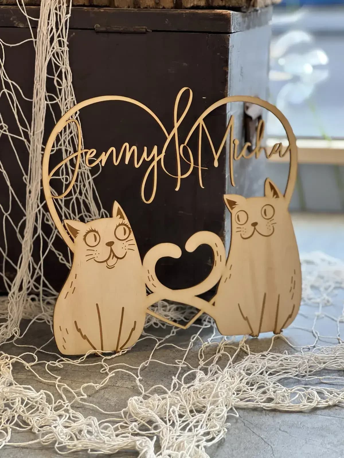 Personalisierte Holz-Lasergravur als Hochzeitsdeko mit lasergeschnittenen Katzen und Namenszug