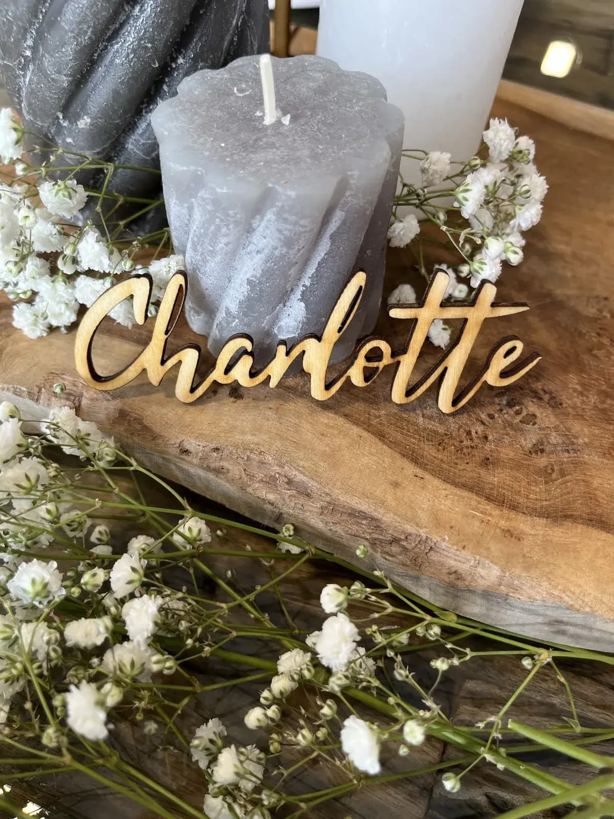 Lasergeschnittener Namensschriftzug aus Holz als elegante Tischdekoration