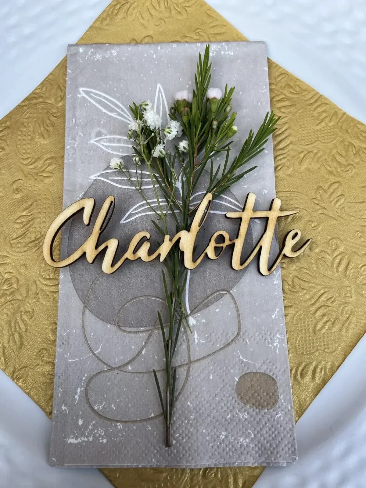 Platzkarte mit dem Namen Charlotte als Holzschriftzug auf der Serviette