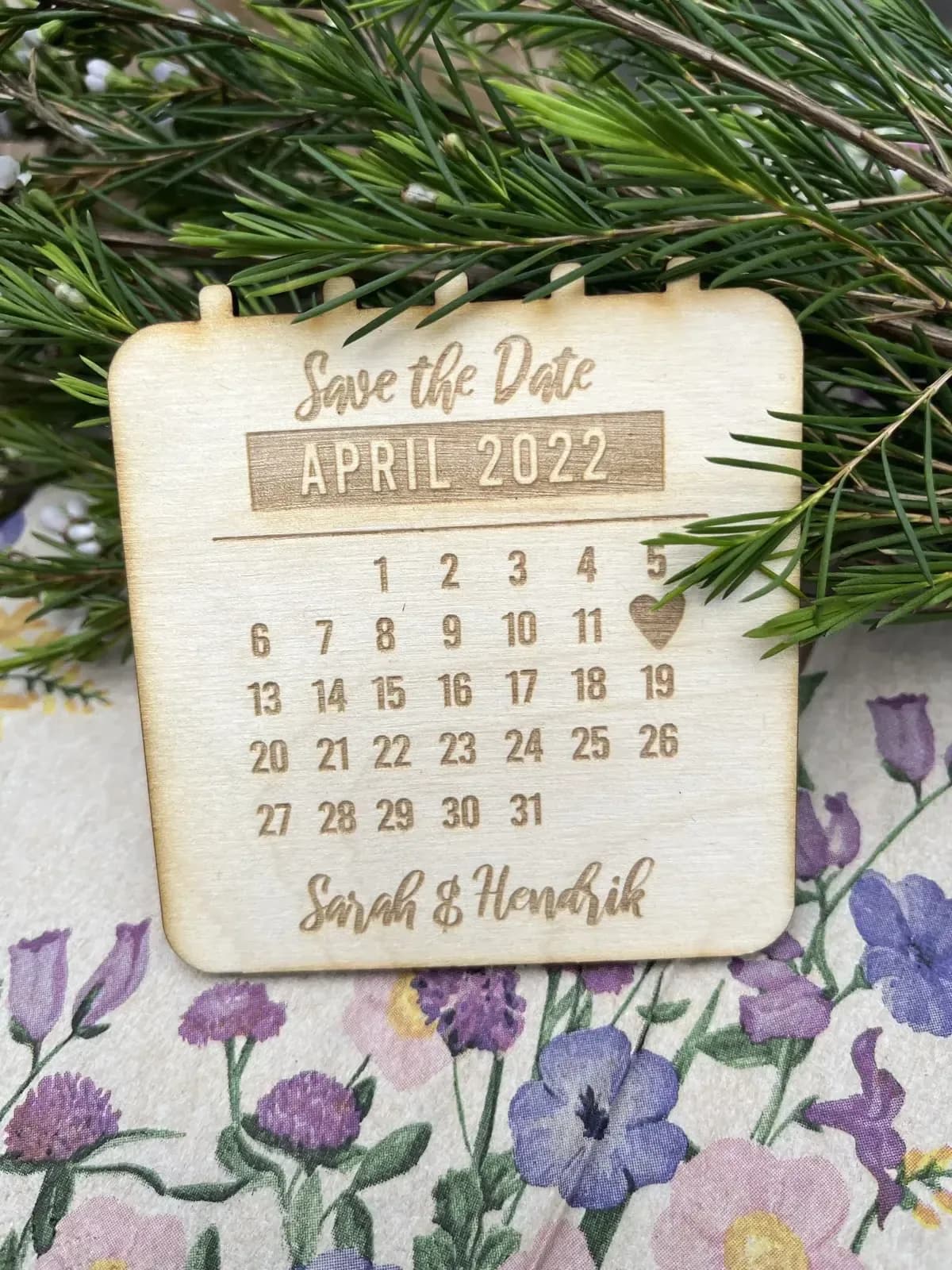 Save-the-Date-Karte aus Holz mit graviertem Kalenderblatt