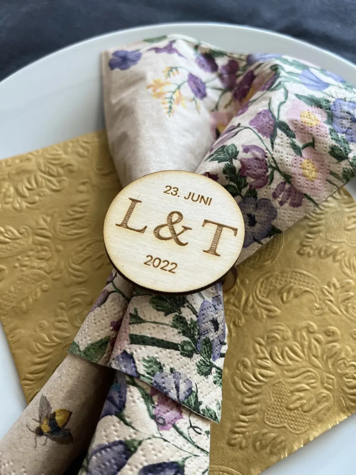 Serviettenring aus Holz mit graviertem Hochzeitsdatum