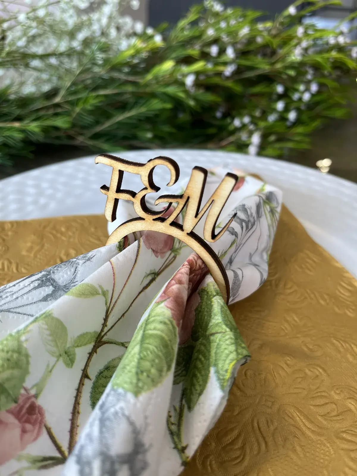 Lasergeschnittene Serviettenringe aus Filz mit personalisierten Initialen als Hochzeitsdekoration