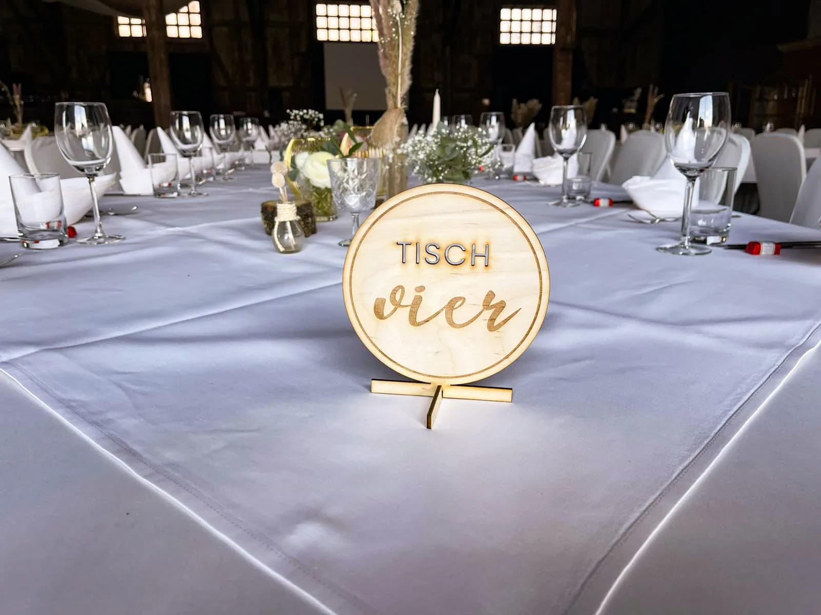 Lasergeschnittene Tischnummer aus Holz für die Hochzeitstafel