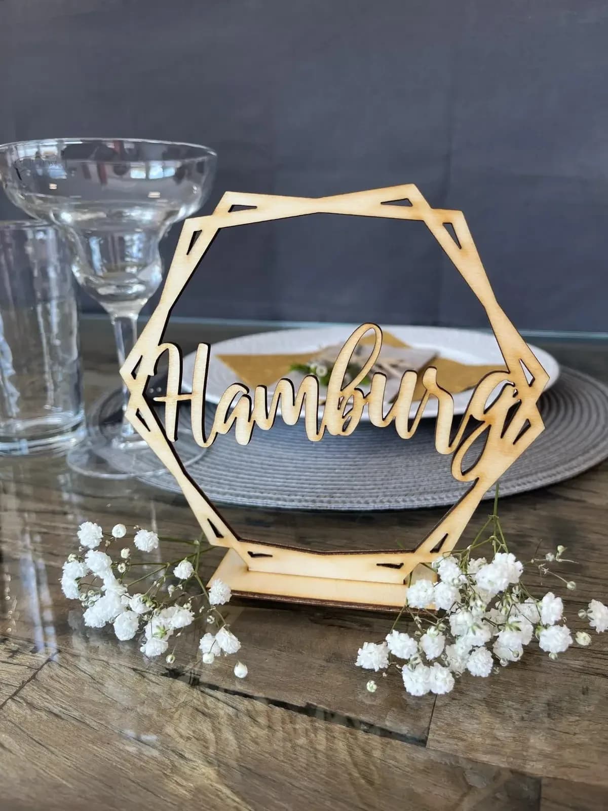 Tischschild im Hexagon-Rahmen mit dem Schriftzug Hamburg