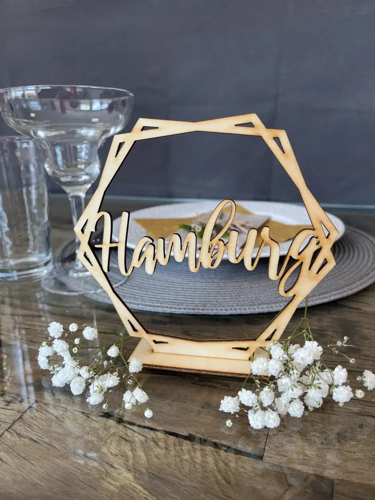 Hexagon-Tischschild aus Holz, präzise lasergeschnitten für Hochzeitstische