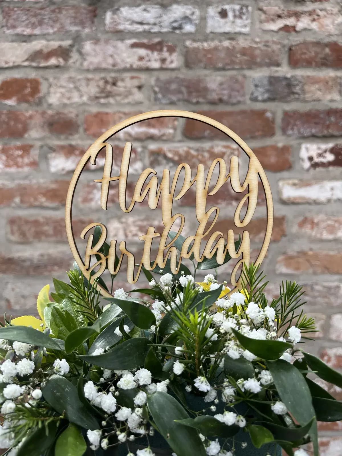 Happy Birthday Cake Topper aus Holz mit Lasercut-Schriftzug als personalisiertes Geburtstagsgeschenk